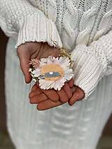 Brošne - Kvetinová brošňa "láska v dlani" - 12699064_