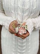 Brošne - Kvetinová brošňa "láska v dlani" - 12699066_