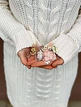 Brošne - Kvetinová brošňa "láska v dlani" - 12699068_
