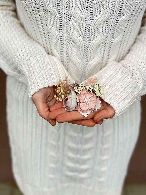 Kvetinová brošňa "láska v dlani"