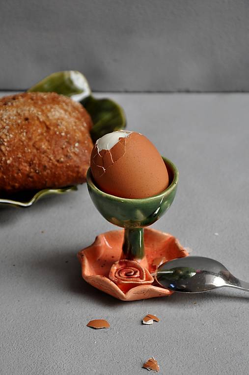 Stojan na vajíčka s ružou oranžovo jahodovo zelená