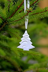 Dekorácie - Vianočná ozdoba stromček (bielá) - 12703489_