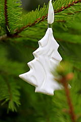Dekorácie - Vianočná ozdoba stromček (bielá) - 12703509_