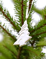 Dekorácie - Vianočná ozdoba stromček (bielá) - 12703512_