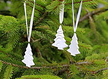 Dekorácie - Vianočná ozdoba stromček (bielá) - 12703513_