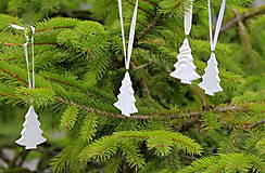 Dekorácie - Vianočná ozdoba stromček (bielá) - 12703514_