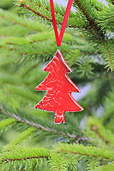 Dekorácie - Vianočná ozdoba stromček (Červená) - 12703808_