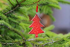 Dekorácie - Vianočná ozdoba stromček (Červená) - 12703816_