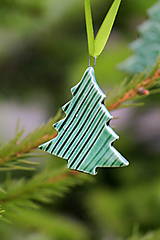 Dekorácie - Vianočná ozdoba stromček (zelená) - 12703911_