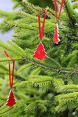 Dekorácie - Vianočná ozdoba stromček (Červená) - 12703933_