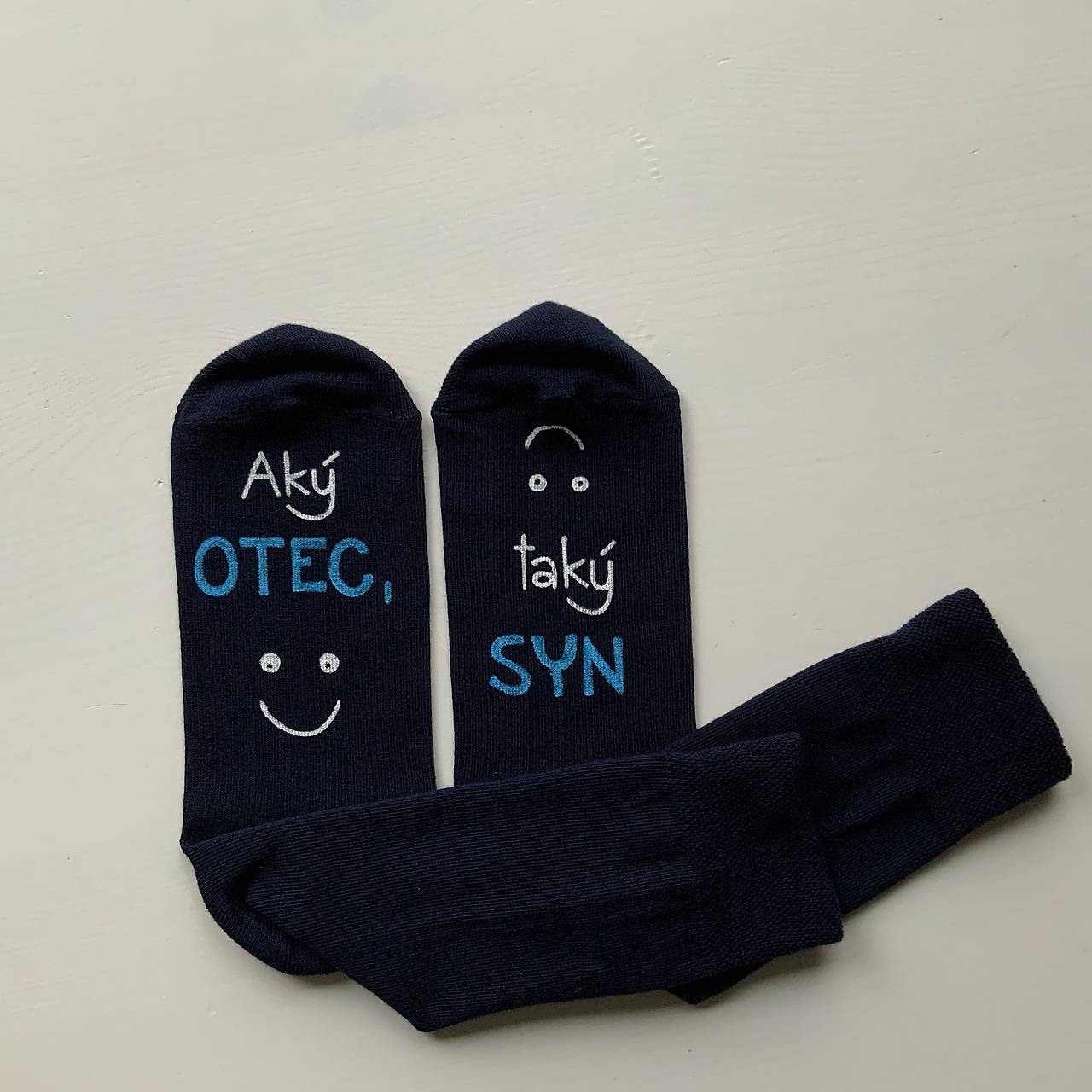 Maľované ponožky  (TMAVOMODRÉ s nápisom: "Aký OTEC, taký SYN")