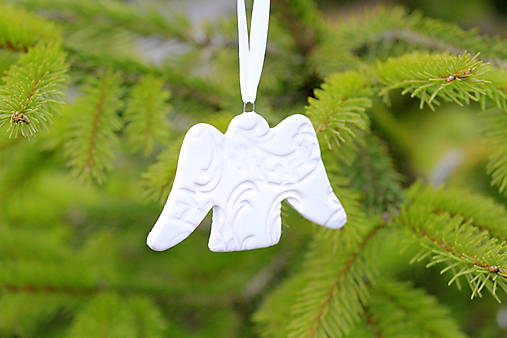 Vianočná ozdoba Anjelik bielá s orlamentom