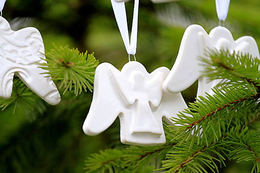 Vianočná ozdoba Anjelik bielá s orlamentom