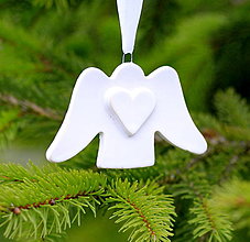 Dekorácie - Vianočná ozdoba Anjelik bielá srdiečkom - 12706701_