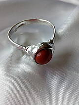 Prstene - Prstienok s červeným korálom - 12708700_