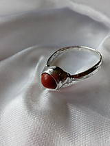 Prstene - Prstienok s červeným korálom - 12708705_