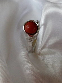 Prstene - Prstienok s červeným korálom - 12708699_
