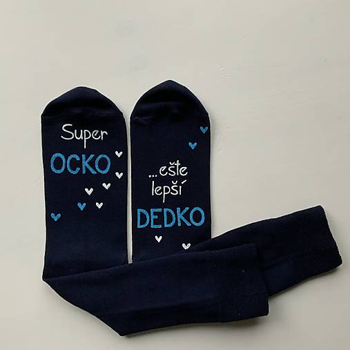 Maľované pánske ponožky s nápisom : "Super OCKO (starký)/ ešte lepší DEDKO (prastarký)" (tmavomodré)