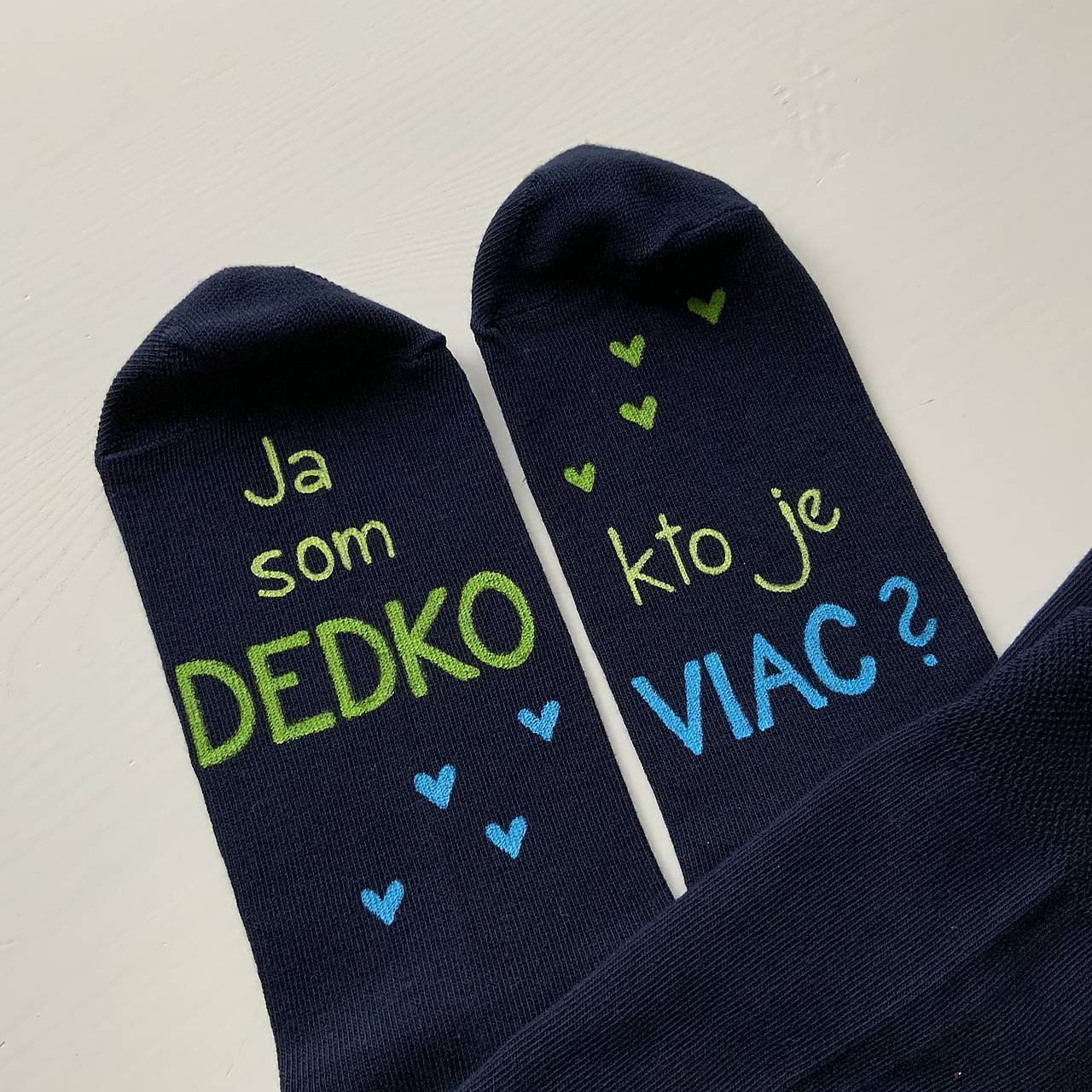 Maľované ponožky s nápisom: “Ja som dedko/ kto je viac?” (So srdiečkami)