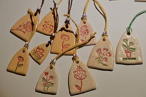 Dobrý obchod - Závesné ozdoby  (Kvety na prírodnom podklade (6 cm)) - 12710430_