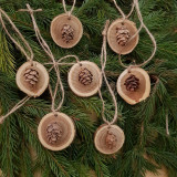 prírodné drevené ozdoby na stromček  "malé šišky"  balenie 7 kusov