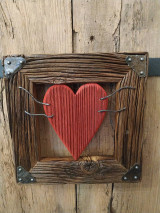Obrazy - Obraz s rámom zo starého dreva - červené drevené srdce - 12720522_