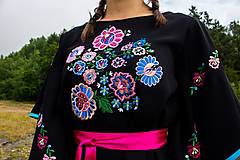 Šaty - Vyšívané šaty z Pliešoviec – čierne s motýlími rukávmi (M) - 12723331_