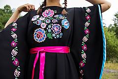 Šaty - Vyšívané šaty z Pliešoviec – čierne s motýlími rukávmi (M) - 12723332_