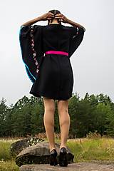 Šaty - Vyšívané šaty z Pliešoviec – čierne s motýlími rukávmi (M) - 12723333_