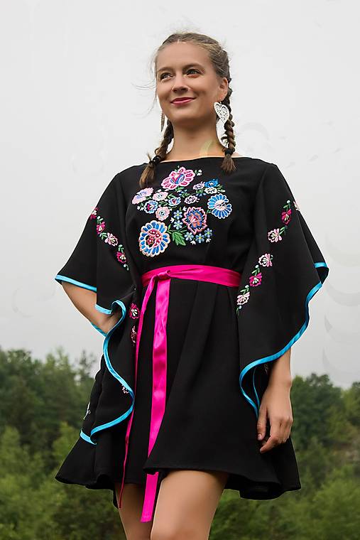 Vyšívané šaty z Pliešoviec – čierne s motýlími rukávmi (XS)