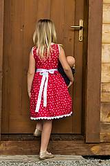 Detské oblečenie - Dievčenské červené šaty – zdobené krajkou (104) - 12726346_