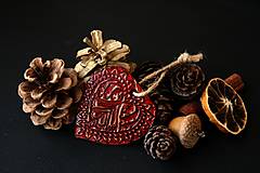 Dekorácie - Vianočné červené srdiečka so zlatou patinou - 12729568_