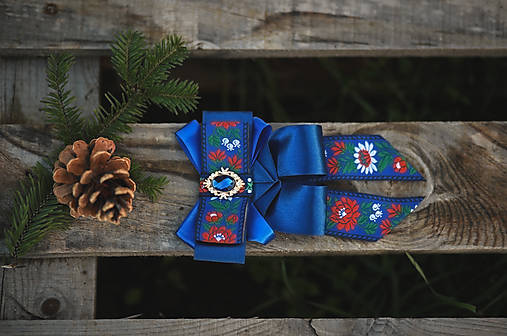 Náhrdelníky - Folk brošňa/ dámsky motýlik (modrá  folk) - 12746064_