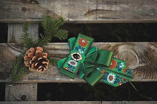 Náhrdelníky - Folk brošňa/ dámsky motýlik (zelená folk) - 12746066_