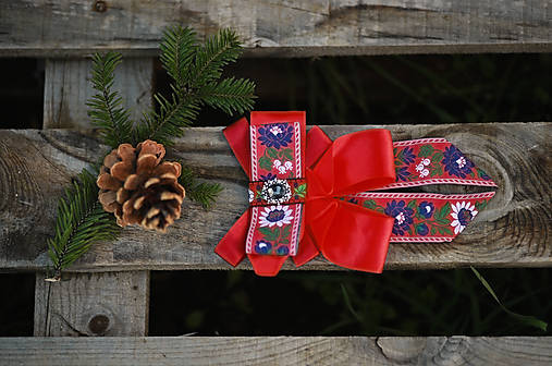 Náhrdelníky - Folk brošňa/ dámsky motýlik (červená folk) - 12746068_