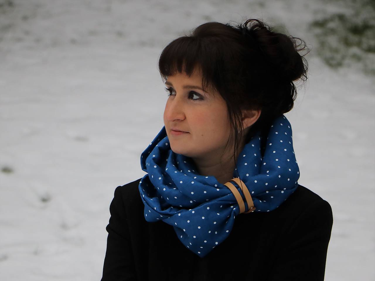 Štýlový ľanový nákrčník bodka na modrej