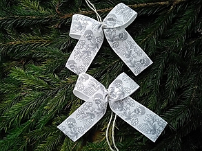 Dekorácie - prírodné mašle na stromček bielo-šedé s vianočným motívom - 12746669_