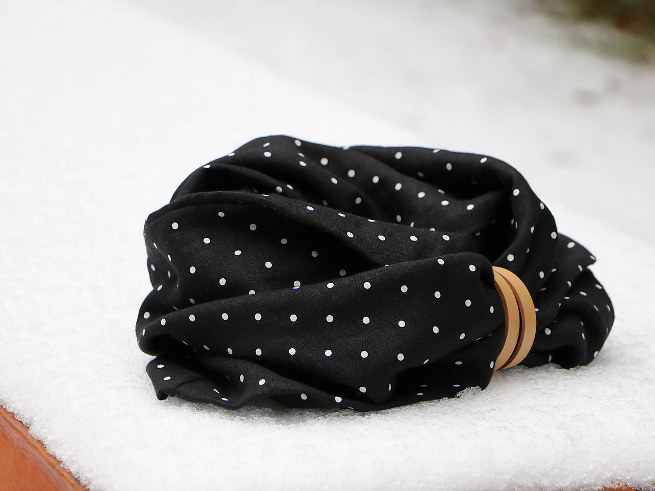 Štýlový ľanový nákrčník čierny s bodkou