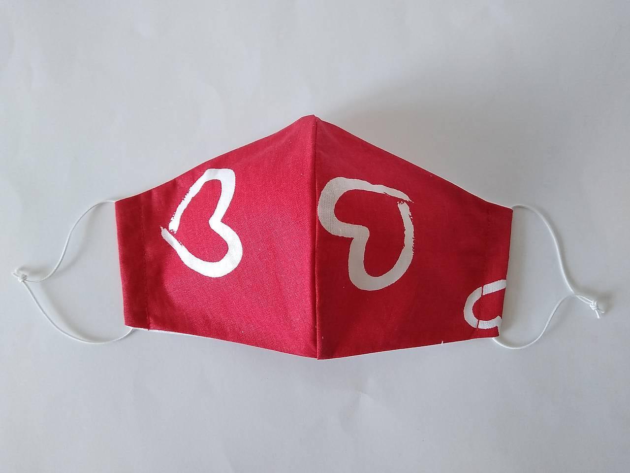 Dizajnové rúško srdcia červené tvarované dvojvrstvové