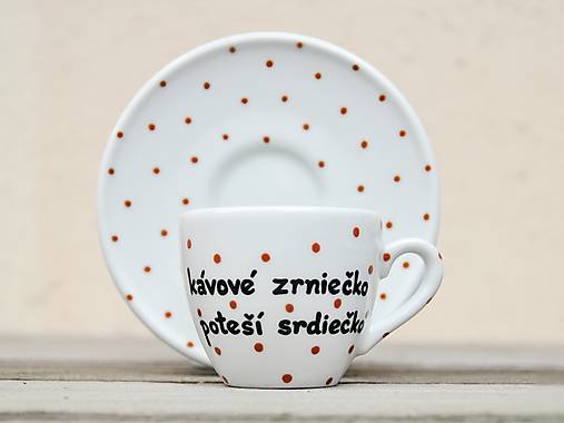 Nádoby - Maľovaná šálka s podšálkou na espresso - Bodkovaná s textom (90 ml) (kávové zrniečko poteší zrniečko) - 12752910_
