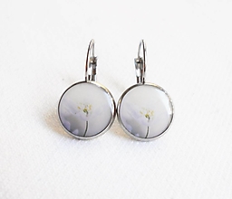 Náušnice - Živicové náušnice 1,2 cm - Biele kvety (chirur.oceľ) - 12758580_