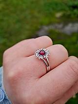 Prstene - Rhodiovaný prsteň Granát - 12756971_