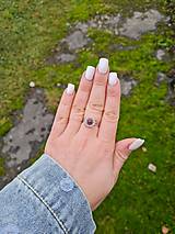 Prstene - Rhodiovaný prsteň Granát - 12757017_