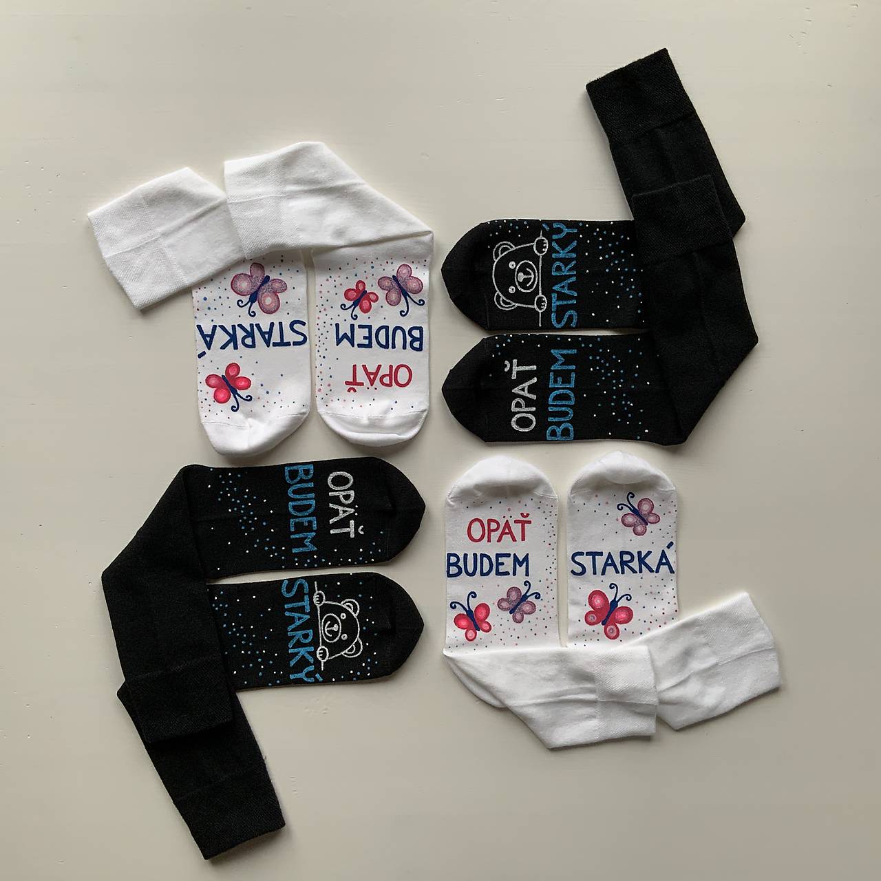 Maľované biele a tmavomodré ponožky pre novopečených starkých