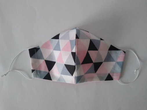 Dizajnové rúško trojuholníky rúžové tvarované dvojvrstvové