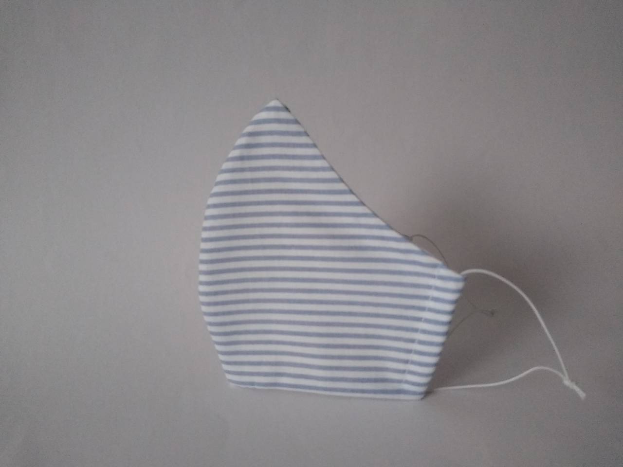 Dizajnové rúško svetlomodrý pásik tvarované dvojvrstvové