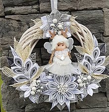 Dekorácie - Vianočný veniec bielo strieborný, korčule, anjelik, s nápisom Veselé Vianoce  (Anjelik so srdiečkom) - 12768270_