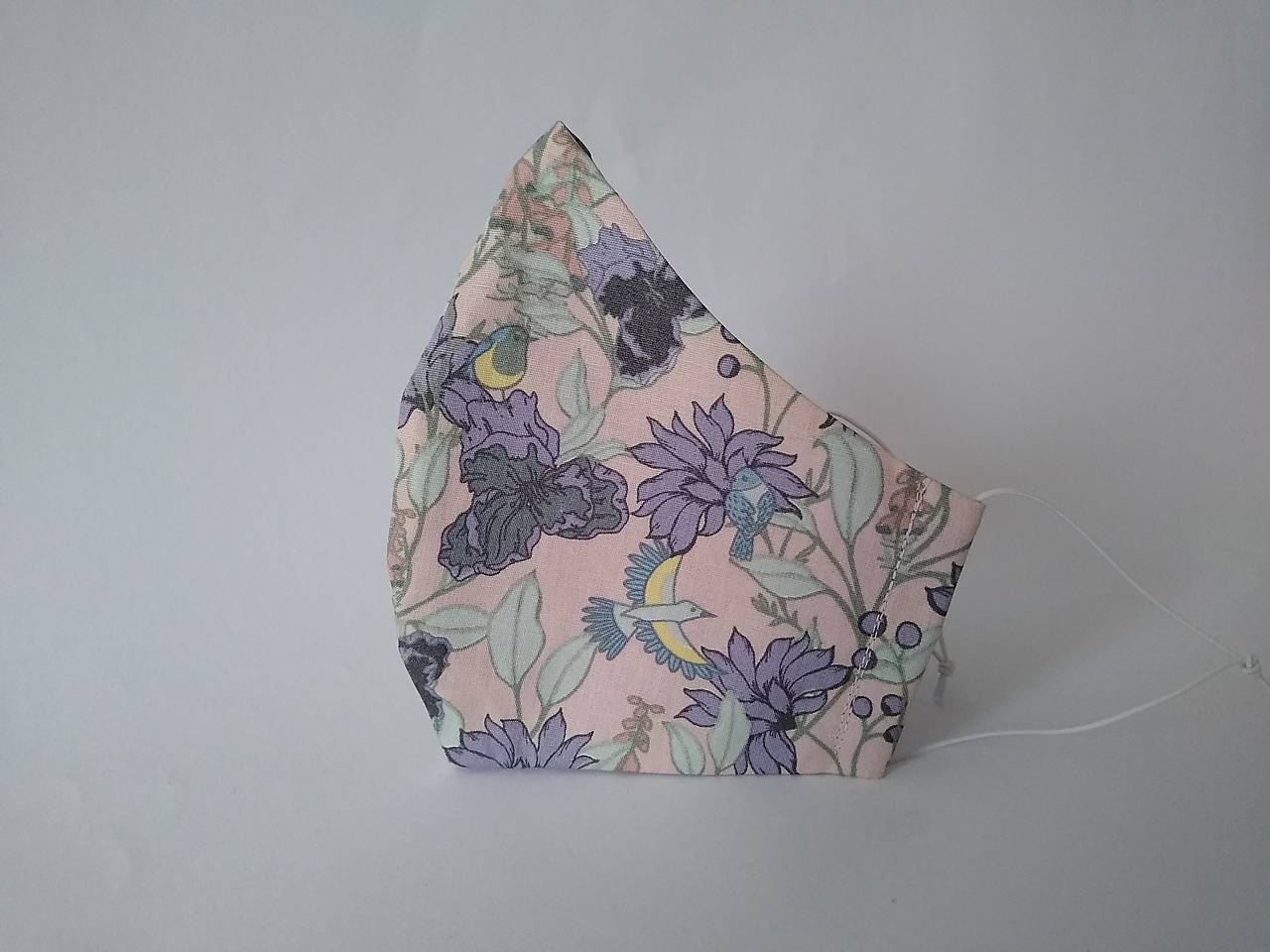 Dizajnové rúško vtáčiky medzi kvetmi tvarované dvojvrstvové