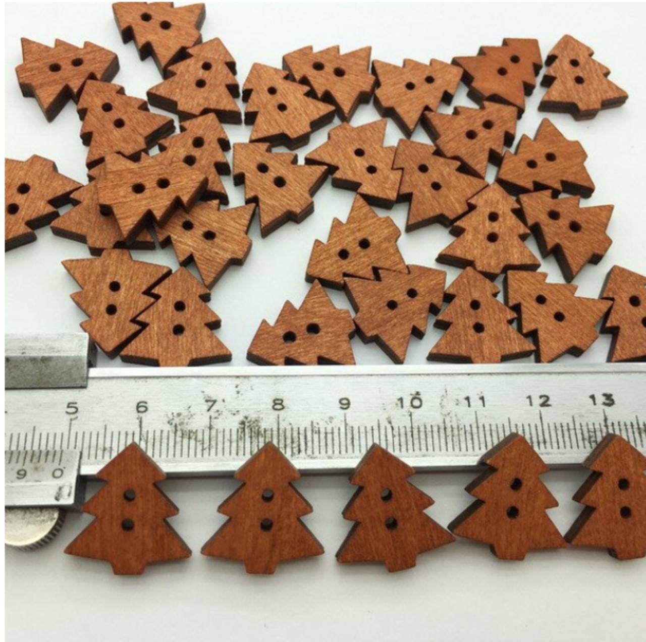 Gombík vianočný stromček 2 x 1,8 cm