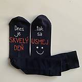 Ponožky, pančuchy, obuv - Motivačné maľované ponožky s nápisom "Dnes je skvelý deň" (Tak sa usmej" (Tmavomodré )) - 12774999_